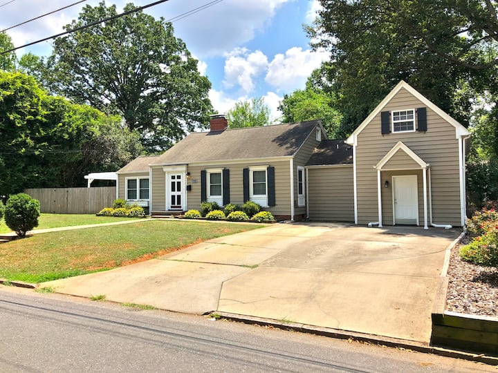 Gorgeous 3bd/2bath, Filled With Luxury Comforts! - Greensboro