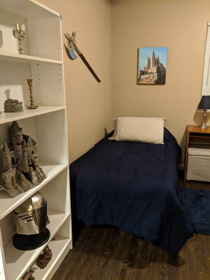 Private Room And Breakfast (Camelot - Room #2) - Reno, NV