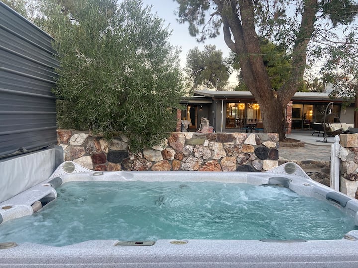 *Sanctuary In The Desert* 5 Br W/ Hot Tub & Pool - Yucca Valley, CA