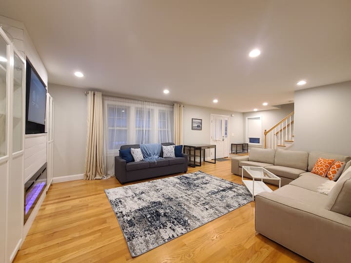 Cozy Open-plan Boston Home For Big Groups - Brookline