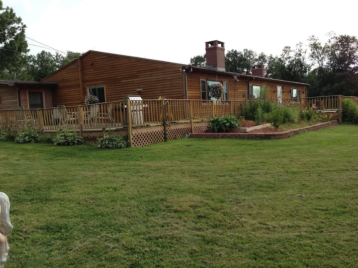Large Country Ranch On 2 Acres - Bennington
