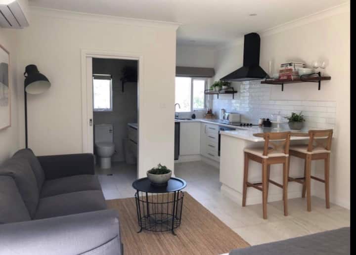 Renovated Self Contained Private Unit. - Goulburn