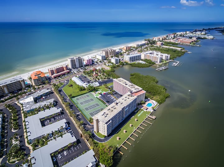 Bay Shores Yacht And Tennis #207 2 Bed 2 Bath - Floride
