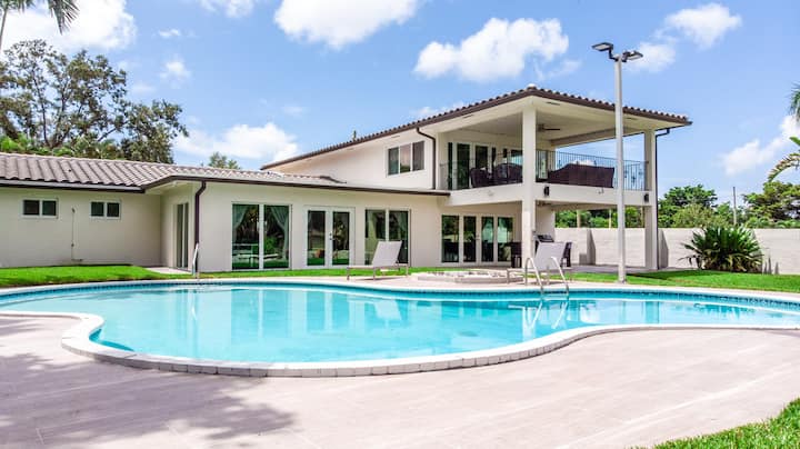Waterfront Home W/ Heated Pool | Boat & Captain - Pembroke Pines, FL