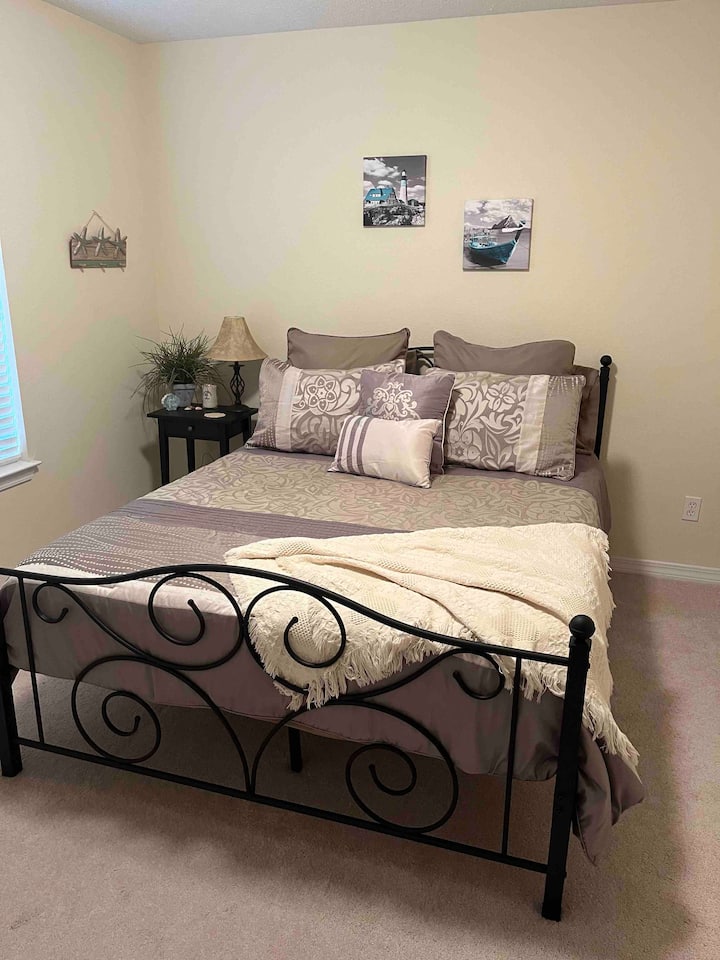 1 Queen Room With Private Bath! Very Quiet:) - Navarre, FL