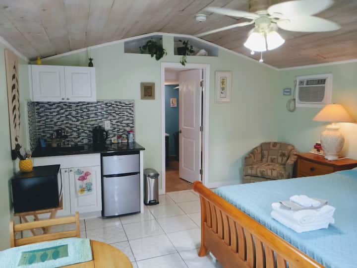 Very Private, Backyard Cottage Near Downtown Dunedin. 15 Mins From Beaches - Clearwater, FL