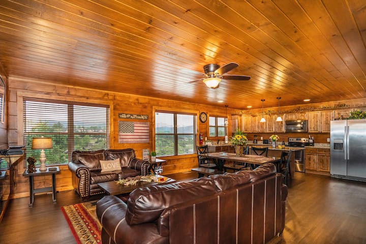 Yourcation® Awaits In Stunning Cabin By Dollywood! - The Island in Pigeon Forge, Pigeon Forge