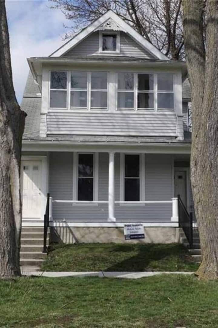 Brand New Remodeled Home. Comfortable & Charming - Toledo, OH