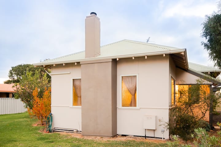 Busselton - Maddie's Cottage - Close To The Beach - Broadwater