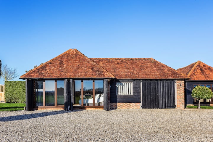Tranquil Hide Away With Stunning Views - West Sussex