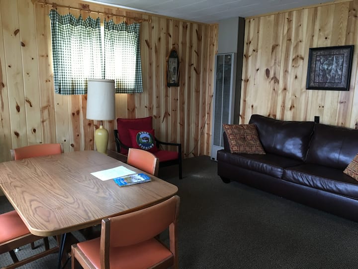Dixon Lake Resort: Cabin Size Unit @ Full Kitchen - Gaylord, MI