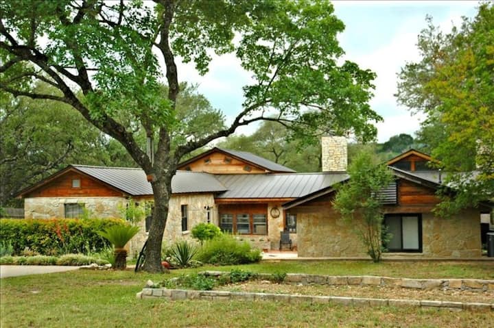 Private On Lake Travis -  Hill Country Retreat / Pool/2 Acres  7 Beds Sleeps 20 - Cedar Park, TX