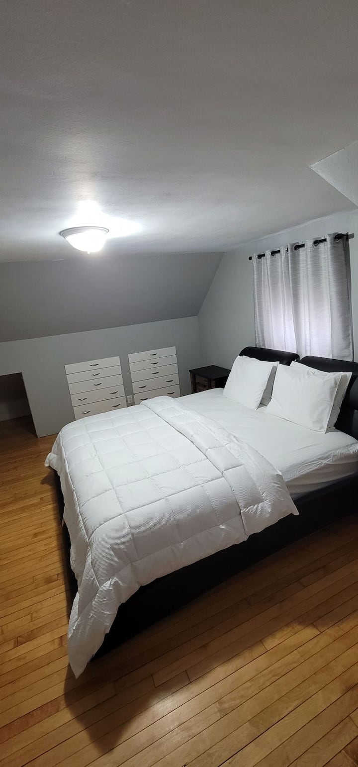 Quiet  1 Bedroom  With King Size Bed/cheerful Yard - Brockton