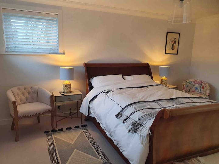 Spacious En Suite Room In House Near River Thames - Marlow