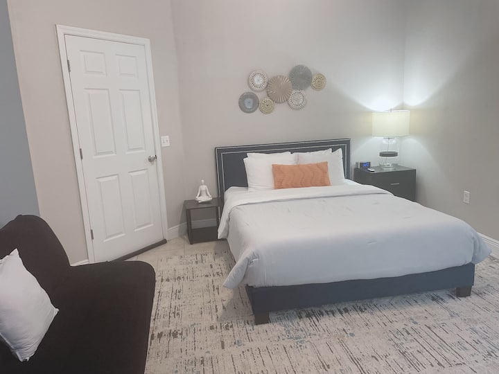 Private Master Bedroom With Private Entrance - Kissimmee, FL
