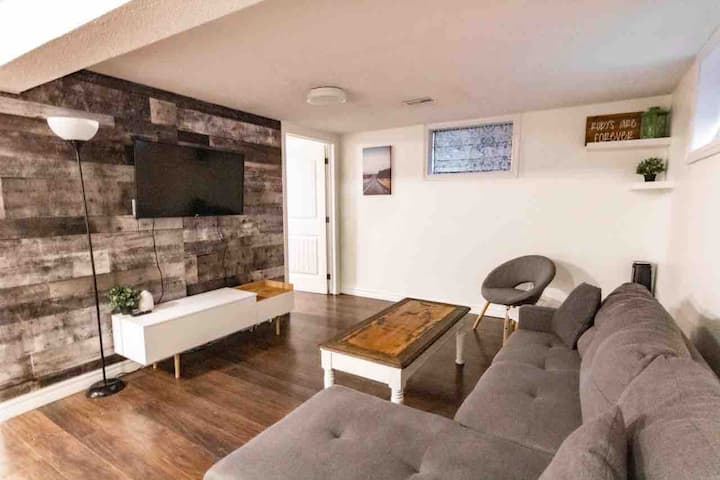 *New* Modern Basement Suite Minutes From Downtown - London