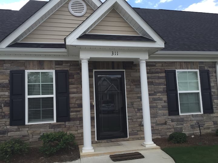 Cozy Townhome Tucked Next To I-20 With Easy Access To Everything! - Augusta, GA