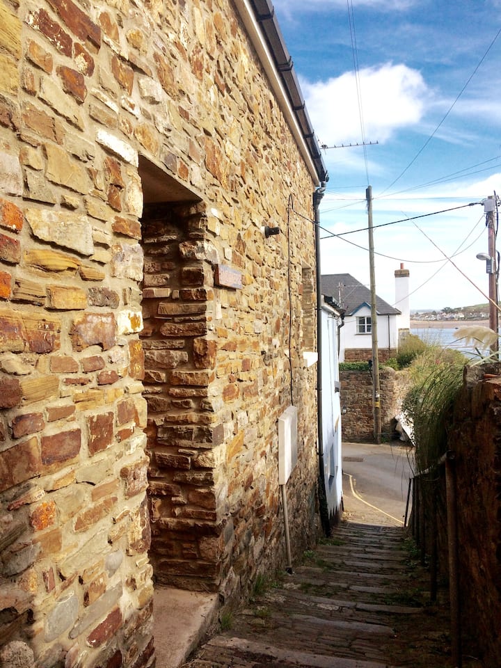 Snookers - Stunning 3 Bed, 3 Bath Property With Parking Space In Appledore!!! - Appledore