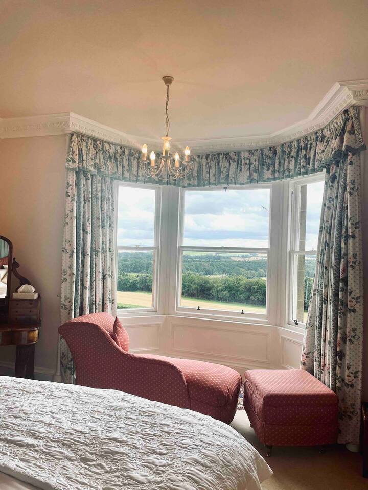 Deluxe Super King Sized Room Including Breakfast - Kelso