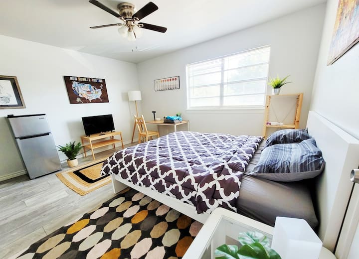 Cozy Private Bedroom With Tv & Mini Fridge - Arlington, TX