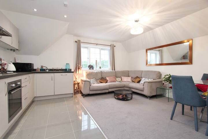 Lovely 2 Bed 2 Bath Apartment Near M4 W/ Parking - Henley-on-Thames