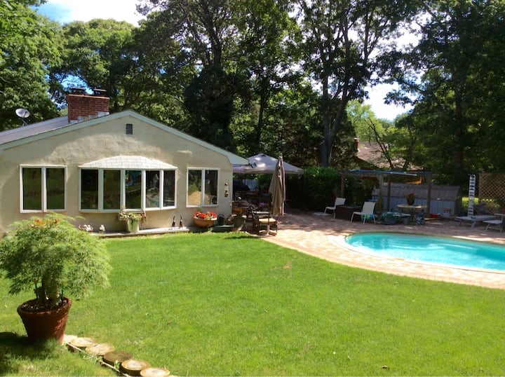Charming Split-level House With Heated Pool, Hot Tub & A Brand-new Septic System - Riverhead, NY