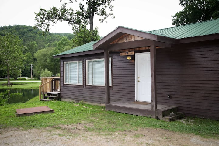 Lawson Lodge (2br/1ba, Sleeps 4, Lakeside Cabin) - Kingdom Come State Park, Cumberland