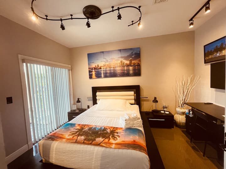 Luxury Room With Balcony-1 - Homestead, FL