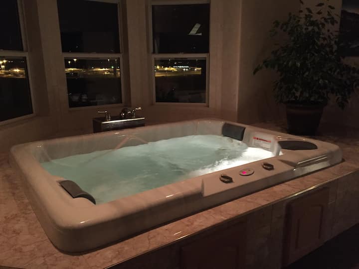Luxurious "Tahoe Jacuzzi Suite" In Carson City! - Carson City, NV