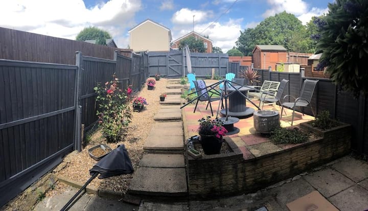 Double Furnished Room In Small Market Town - Kettering, UK