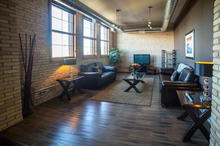 Modern Lofts In A Renovated 1912 Tractor Factory - Saskatoon