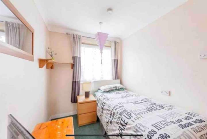 Room Available Near Gatwick Airport. - Redhill