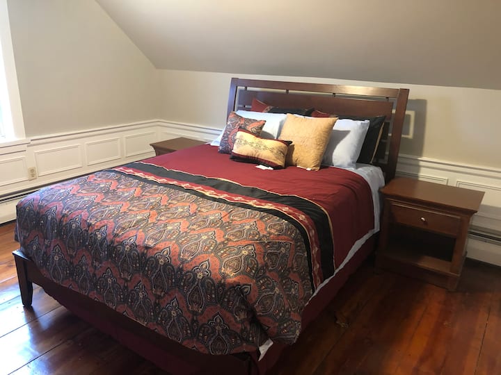 Etinde House Is Very Spacious Place To Stay And - Northampton, MA