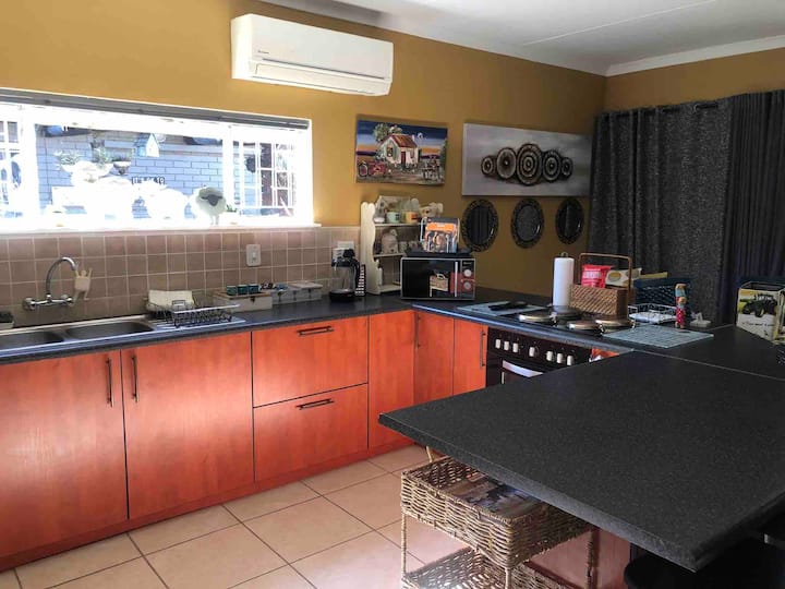 Karoo House Luxury 2 Bedroom 2 Bath - Bloemfontein