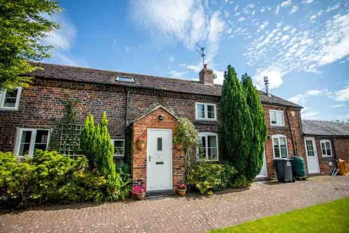 Delightful North Staffs Family Country Cottage - West Midlands
