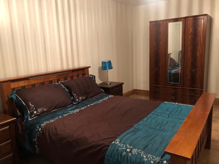 Comfortable  King Size Room With Private Bathroom - 卡靈福德