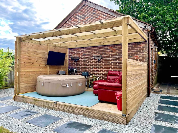 1 Bedroom Home With Hot Tub & Private Garden - Bromley