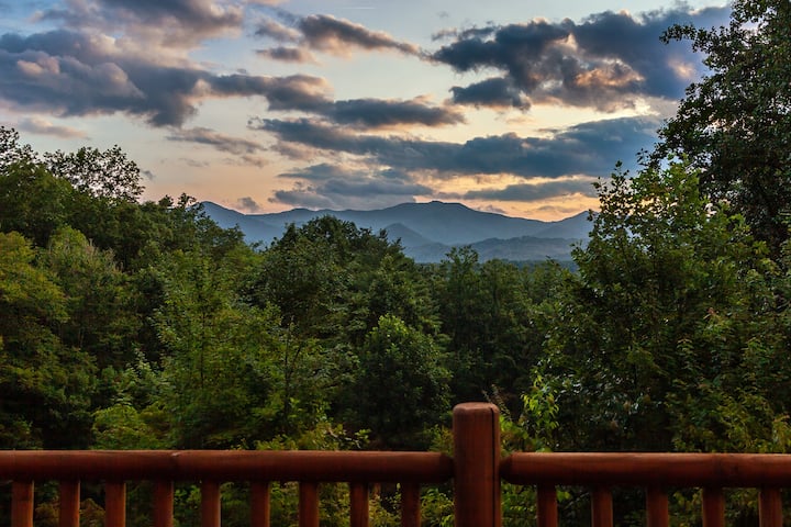 Peaceful Paradise Secluded Mountain Log Cabin With Scenic View And Game Room - Sylva, NC