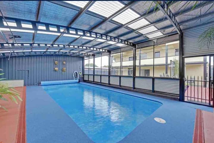 Spacious Retreat House ~Indoor Heated Mineral Pool - Ulverstone