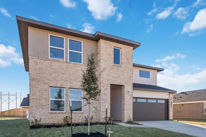 Brand New And Luxurious Safe Haven, Katy - Katy