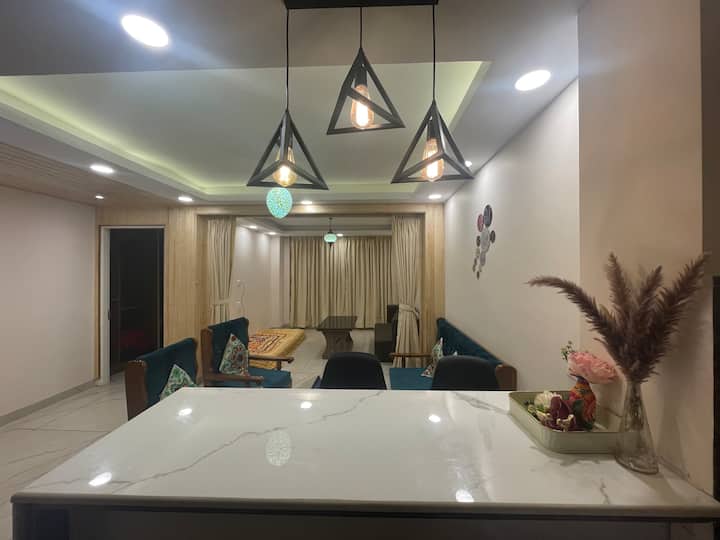 The Club House Apartment
A Luxurious 2 Bhk Apartment -
Near Mall Road,
Drive In And With Ample Parking - Shoghi
