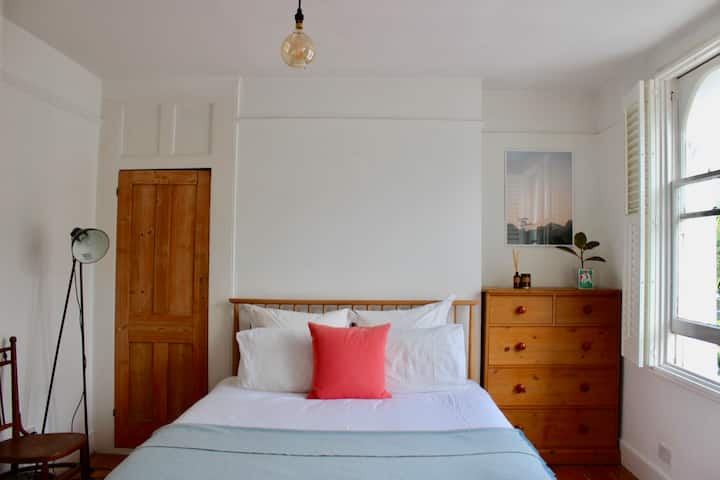 Large 2 Bedroom Flat, Hackney - Leyton