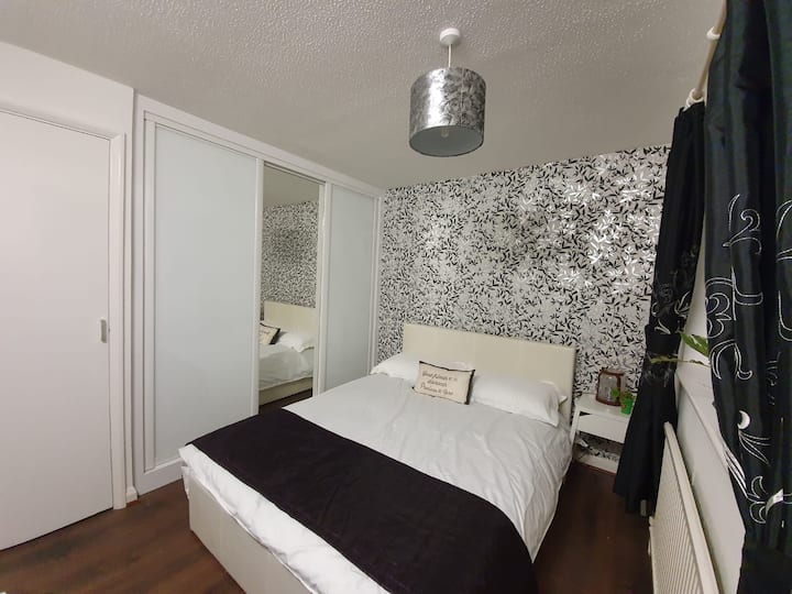 Super Deluxe Double Bedroom Close To Train Station - Aylesbury