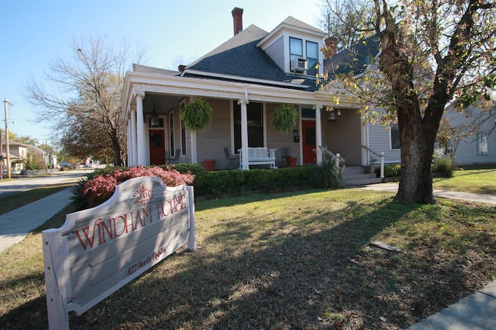 Charming Queen Anne Home In Historic District - Fort Smith