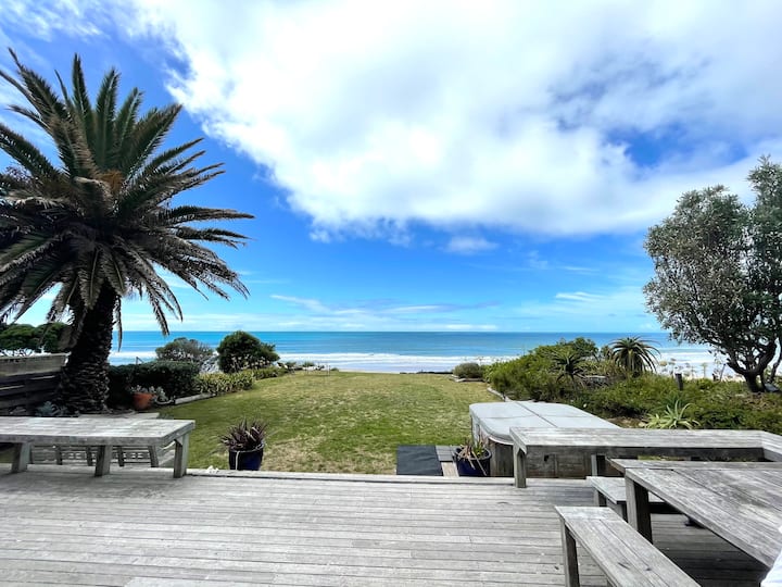 Beachfront Wainui Large Home With Spa. No Pets! - Gisborne, New Zealand