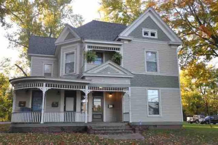 One Of A Kind! 2 Bedroom Apt In Historic Home! 2 - Lake Morris, KY