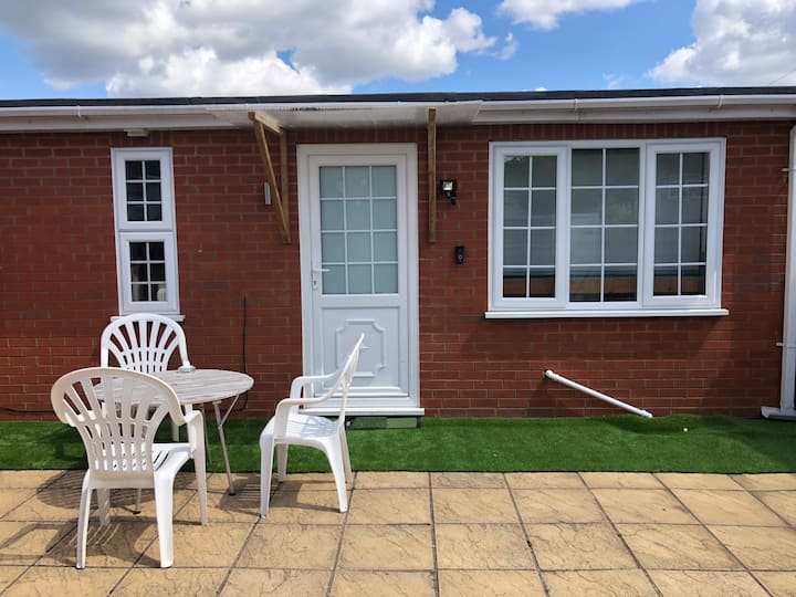 Private Entrance Studio , Garden And Free Parking - Slough