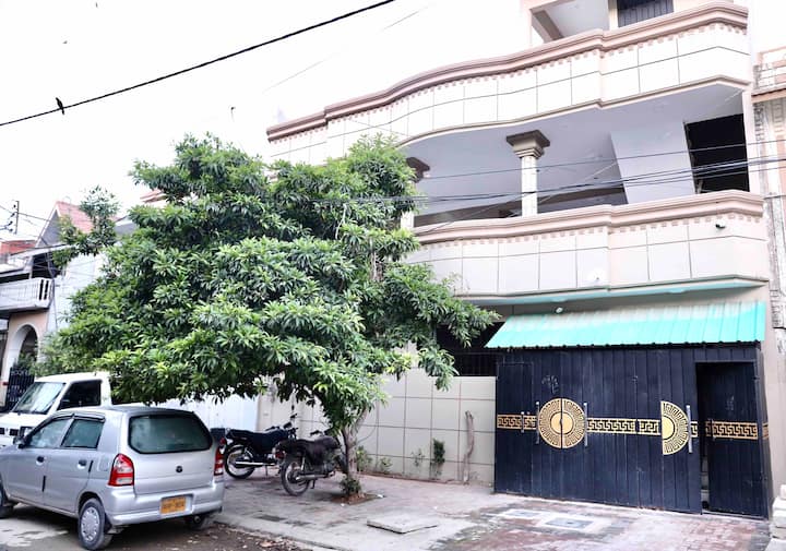 Entire Furnished 3 Bedroom Residential Home, 2 Ac - Karāchi