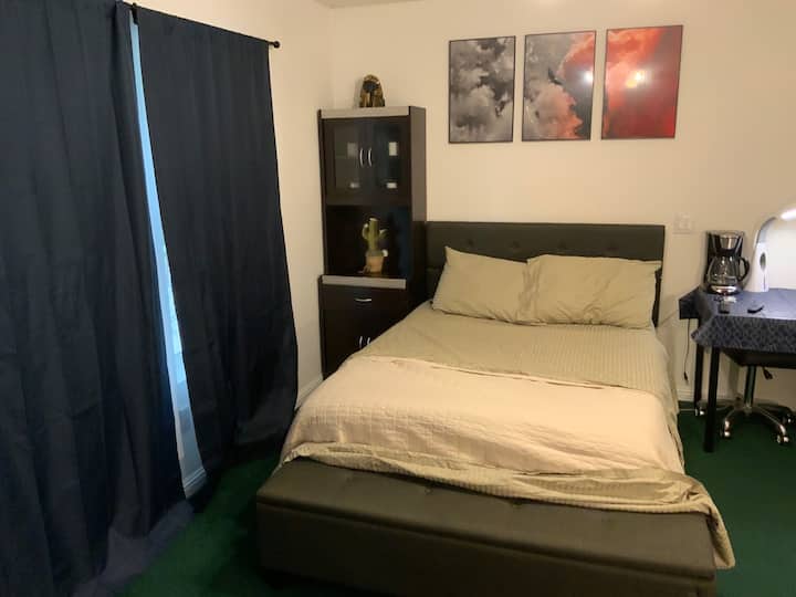 Xl Private Bedroom With Outside Entry - Bakersfield, CA