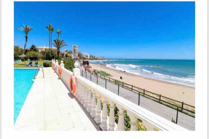 Ultimate Beachfront Location ,1 Bedroom Modern Apt, Direct Access To Boardwalk - La Cala de Mijas